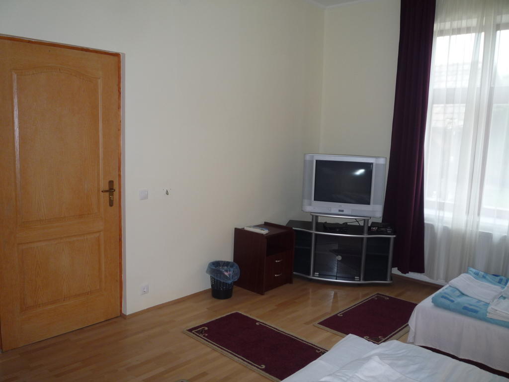 Hotel Aba Vezér Panzió és Étterem Abaújszántó Habitación foto